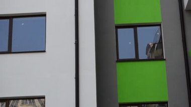 Apartman binası. Bir evi vurmak, inşaat anı. Evin ön cephesine ateş etmek.