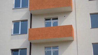 Apartman binası. Bir evi vurmak, inşaat anı. Evin ön cephesine ateş etmek.