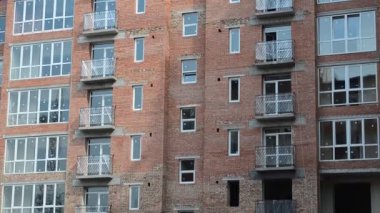 Apartman binası. Bir evi vurmak, inşaat anı. Evin ön cephesine ateş etmek.
