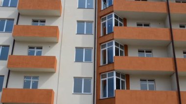 Apartman binası. Bir evi vurmak, inşaat anı. Evin ön cephesine ateş etmek.