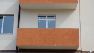 Apartman binası. Bir evi vurmak, inşaat anı. Evin ön cephesine ateş etmek.