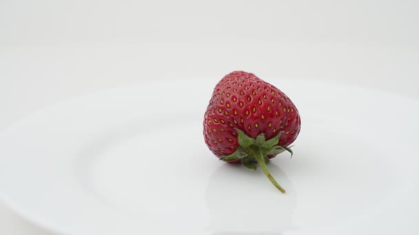 Strawberry White Background Isolate Shooting Movement — Stock Video