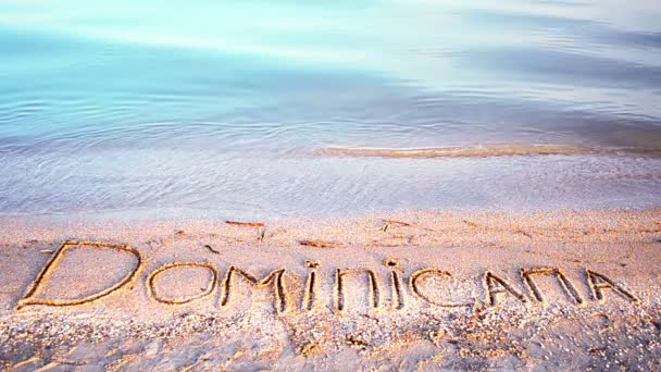 多米尼卡那在沙滩上的题词沙地 海滩上的题词 — 图库视频影像