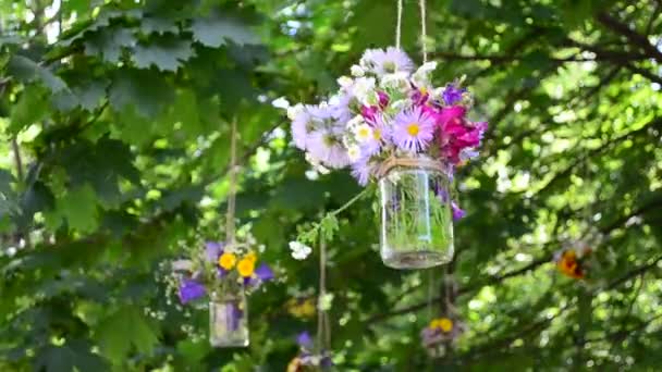 Blumen Glasgefäßen Hängen Bäumen Installation Park Ein Korb Und Blumen — Stockvideo