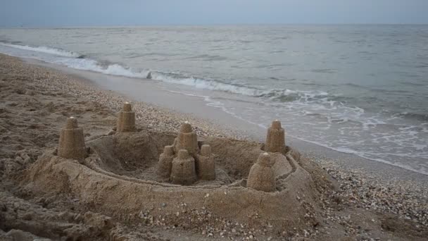 Pevnost z písku na mořské pláži. Natáčení v létě.