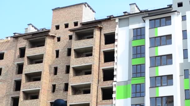 Apartman Binası Bir Evi Vurmak Inşaat Anı Evin Cephesine Ateş — Stok video
