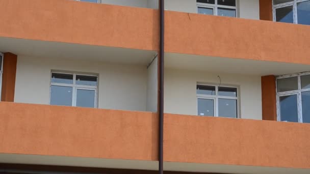 公寓大楼 射击一座房子 建筑的时刻 开枪射击房屋的正面 — 图库视频影像