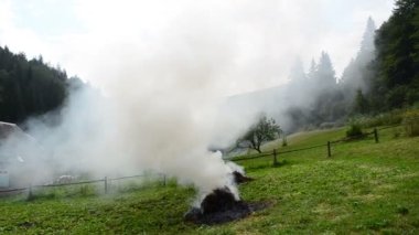 Dağlarda ateş, akşam. Ateş ve dağlar