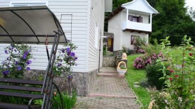 Salıncak ve ev. Tatil dairesi