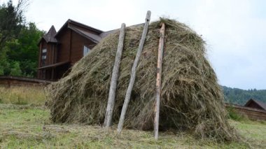 Samanlık ve dağlar. Samanlık ve gökyüzü