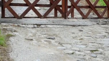 Tahta kapı. Taş yol ve kapı
