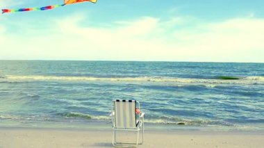 Sahilde şezlong, deniz ve uçurtma. Plaj Denizi Kıyısında Yaz Saati