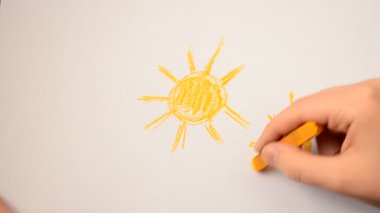 Güneşi çeker. Pastel çizim.