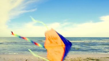 Sahilde şezlong, deniz ve uçurtma. Plaj Denizi Kıyısında Yaz Saati