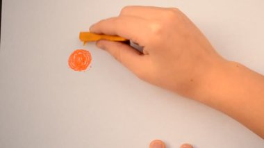 Güneşi çeker. Pastel çizim.