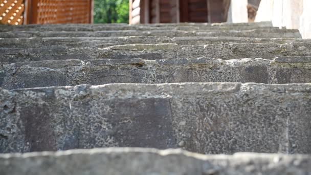 Steinschritte Treppe Und Haus — Stockvideo