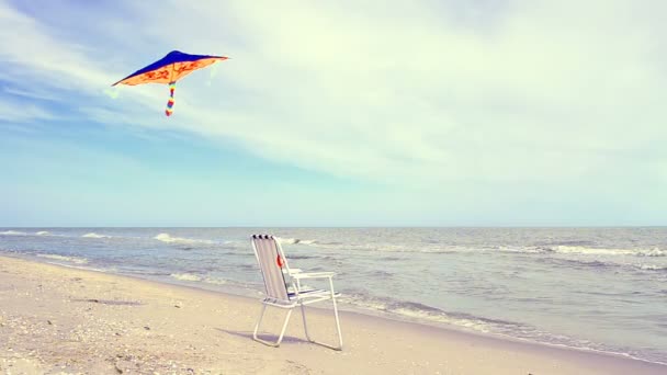 Chaise Lounge Het Strand Zee Een Vlieger Zomertijd Aan Kust — Stockvideo