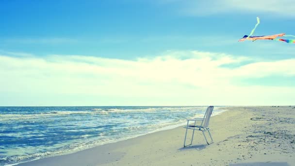 Liegestühle Strand Meer Und Ein Drachen Sommerzeit Beach Sea Shore — Stockvideo