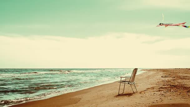 Chaise Lounge Στην Παραλία Θάλασσα Και Έναν Χαρταετό Θερινή Ώρα — Αρχείο Βίντεο