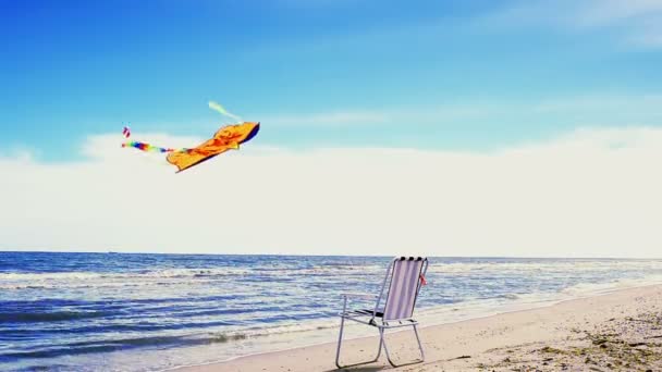 Chaise Lounge Het Strand Zee Een Vlieger Zomertijd Aan Kust — Stockvideo