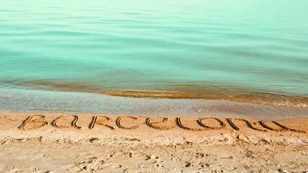 巴塞罗那在沙滩上的题词 海滩上的题词 — 图库视频影像