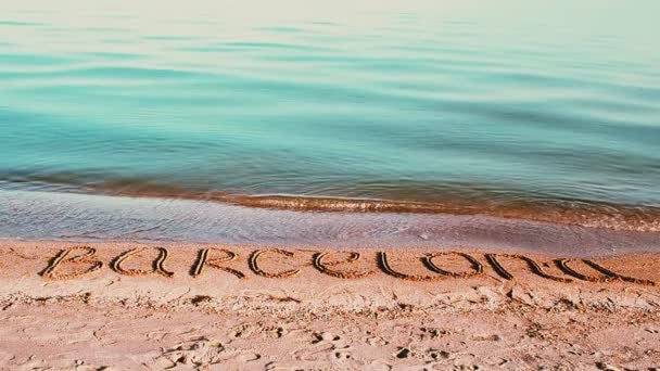 巴塞罗那在沙滩上的题词 海滩上的题词 — 图库视频影像