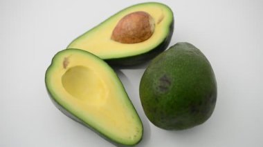 Avokado beyaza izole edilmiş. Harekette çekim..