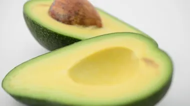 Avokado beyaza izole edilmiş. Harekette çekim..