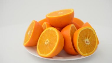 Beyaz arka planda portakallar. Harekette çekim..