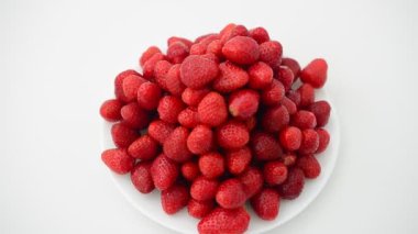 Beyaz arka planda çilek, izole. Harekette çekim..