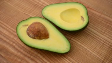 Kesme tahtasındaki avokado. Harekette çekim..