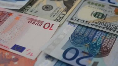 Avro ve dolar notları. Harekette çekim..