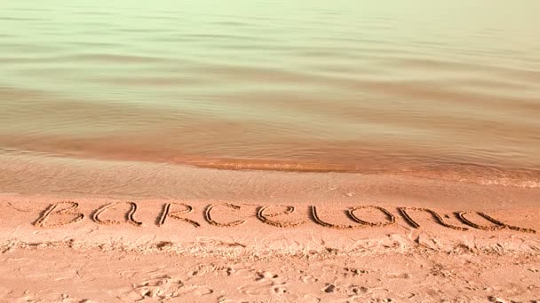 砂の上にバルセロナの碑文 砂の上の碑文 ビーチ — ストック動画