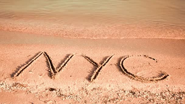 砂の上にニューヨークの碑文 砂の上の碑文 ビーチ — ストック動画