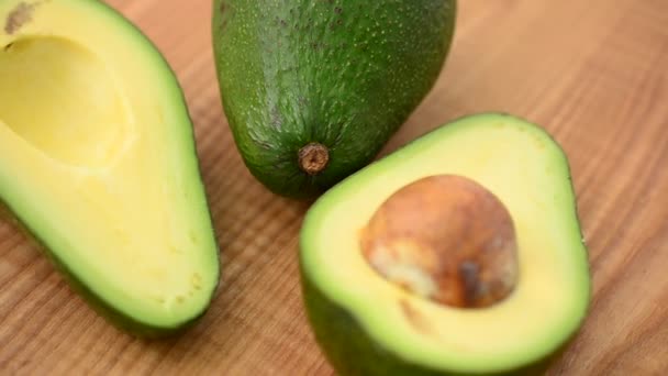 Avocado Een Snijplank Schieten Beweging — Stockvideo