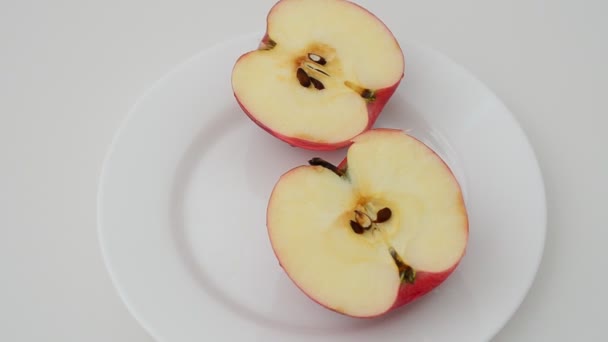 Pomme Sur Une Assiette Dans Une Section Sur Fond Blanc — Video