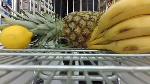 Der Einkaufswagen Supermarkt Schießen Der Bewegung — Stockvideo