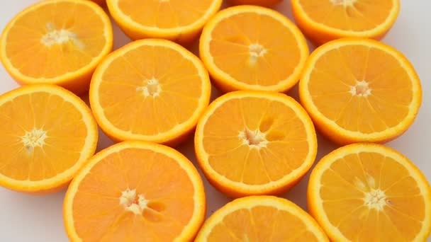 Апельсины Белом Фоне Стрельба Движении — стоковое видео