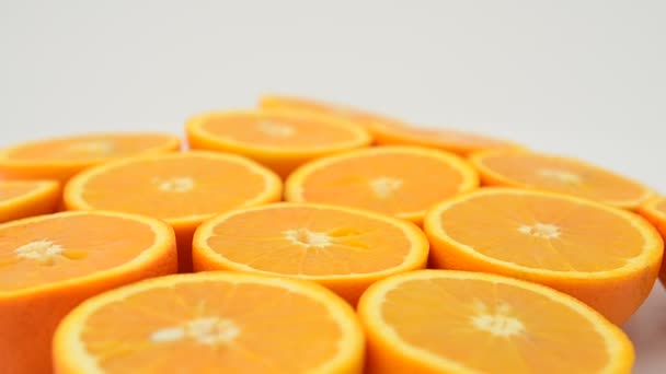 Sinaasappels Een Witte Achtergrond Schieten Beweging — Stockvideo