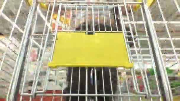 超市里的购物车运动中的射击 — 图库视频影像