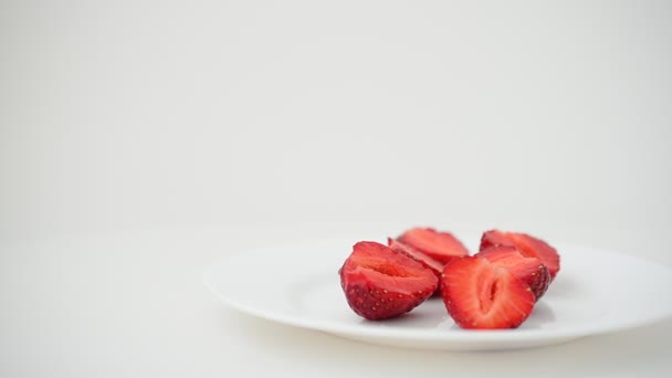 在白色背景上的草莓 运动中的射击 — 图库视频影像