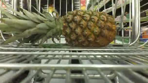 Der Einkaufswagen Supermarkt Schießen Der Bewegung — Stockvideo