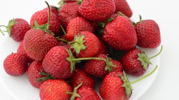 Fraise Sur Fond Blanc Isoler Tir Dans Mouvement — Video