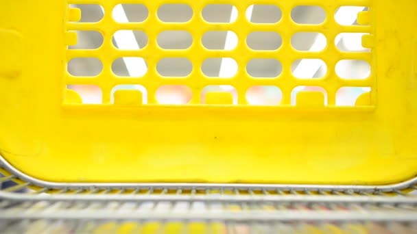 Der Einkaufswagen Supermarkt Schießen Der Bewegung — Stockvideo