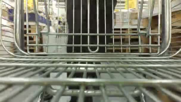 超市里的购物车运动中的射击 — 图库视频影像