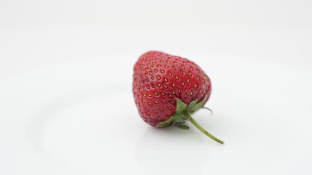 Erdbeere Auf Weißem Hintergrund Isolieren Schießen Der Bewegung — Stockvideo