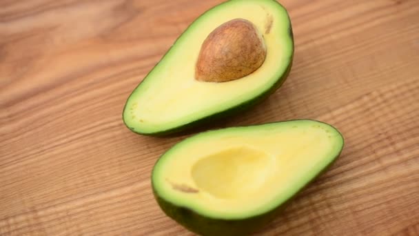 Avocado Een Snijplank Schieten Beweging — Stockvideo