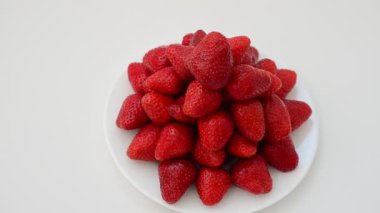 Beyaz arka planda çilek, izole. Harekette çekim..