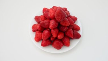 Beyaz arka planda çilek, izole. Harekette çekim..