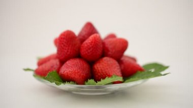 Beyaz arka planda çilek, izole. Harekette çekim..